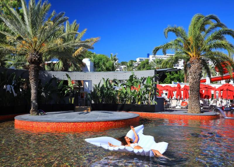 Very Chic Hotel / Very Chic Hotel