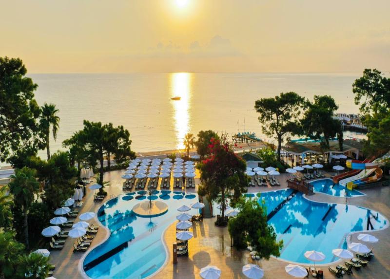 Crystal Aura Beach Resort And Spa / Crystal Aura Beach Resort And Spa