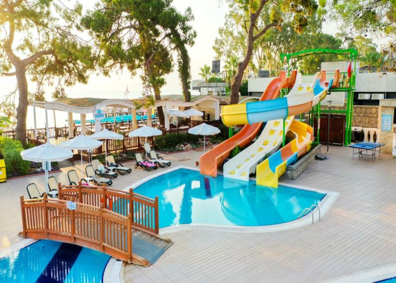 Crystal Aura Beach Resort And Spa / Crystal Aura Beach Resort And Spa