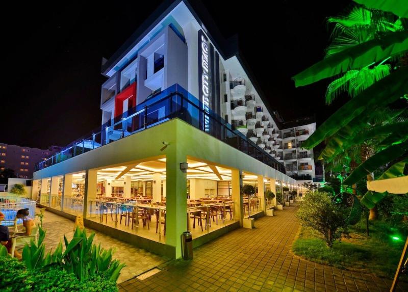 White City Beach Hotel / White City Beach Hotel