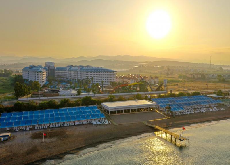 Crystal Admiral Resort Suites And Spa / Crystal Admiral Resort Suites And Spa