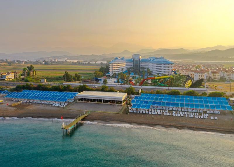 Crystal Admiral Resort Suites And Spa / Crystal Admiral Resort Suites And Spa