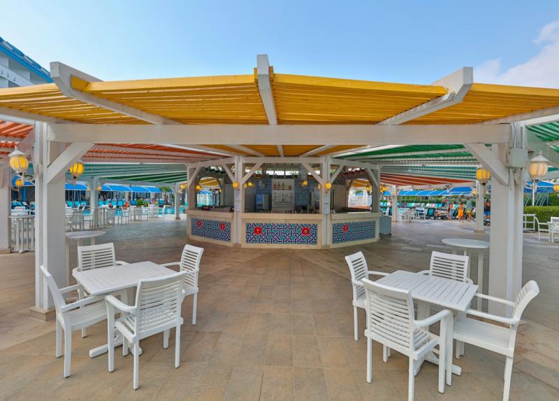 Crystal Admiral Resort Suites And Spa / Crystal Admiral Resort Suites And Spa