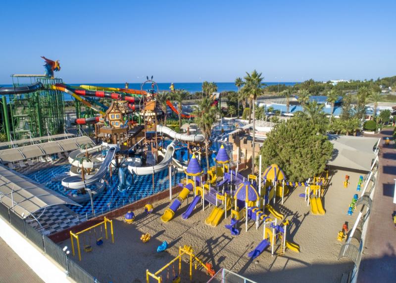 Crystal Admiral Resort Suites And Spa / Crystal Admiral Resort Suites And Spa