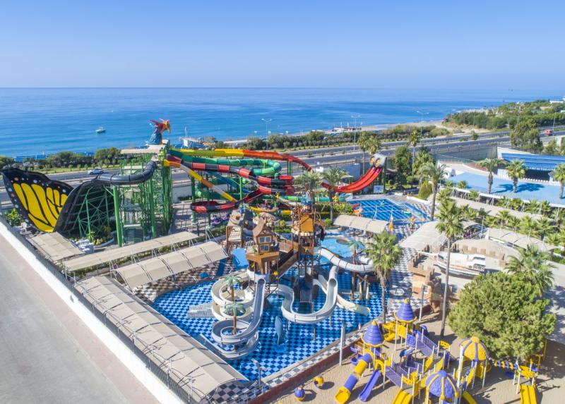 Crystal Admiral Resort Suites And Spa / Crystal Admiral Resort Suites And Spa