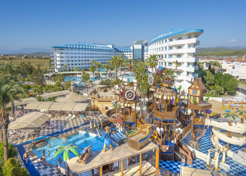 Crystal Admiral Resort Suites And Spa / Crystal Admiral Resort Suites And Spa