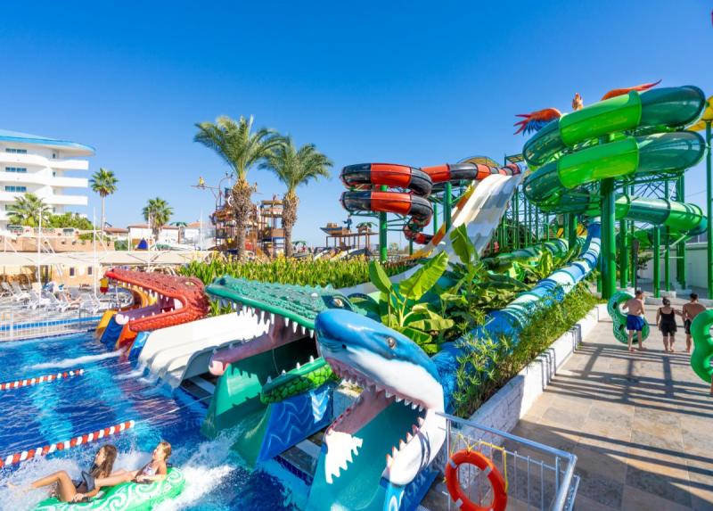 Crystal Admiral Resort Suites And Spa / Crystal Admiral Resort Suites And Spa