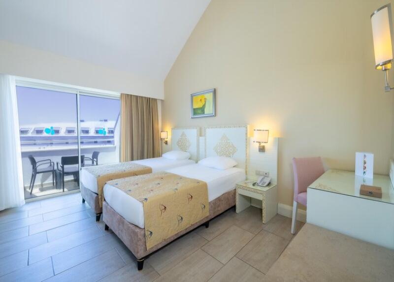 Crystal Admiral Resort Suites And Spa / Crystal Admiral Resort Suites And Spa