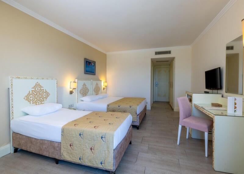 Crystal Admiral Resort Suites And Spa / Crystal Admiral Resort Suites And Spa