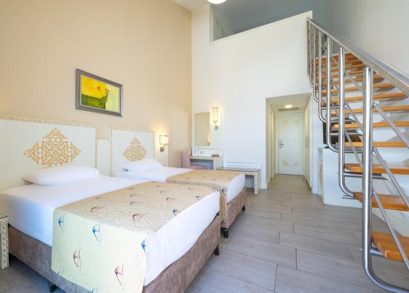 Crystal Admiral Resort Suites And Spa / Crystal Admiral Resort Suites And Spa