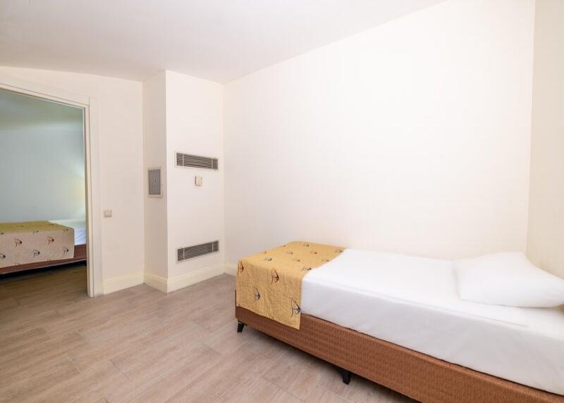 Crystal Admiral Resort Suites And Spa / Crystal Admiral Resort Suites And Spa