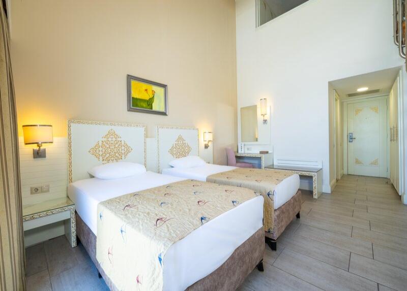 Crystal Admiral Resort Suites And Spa / Crystal Admiral Resort Suites And Spa