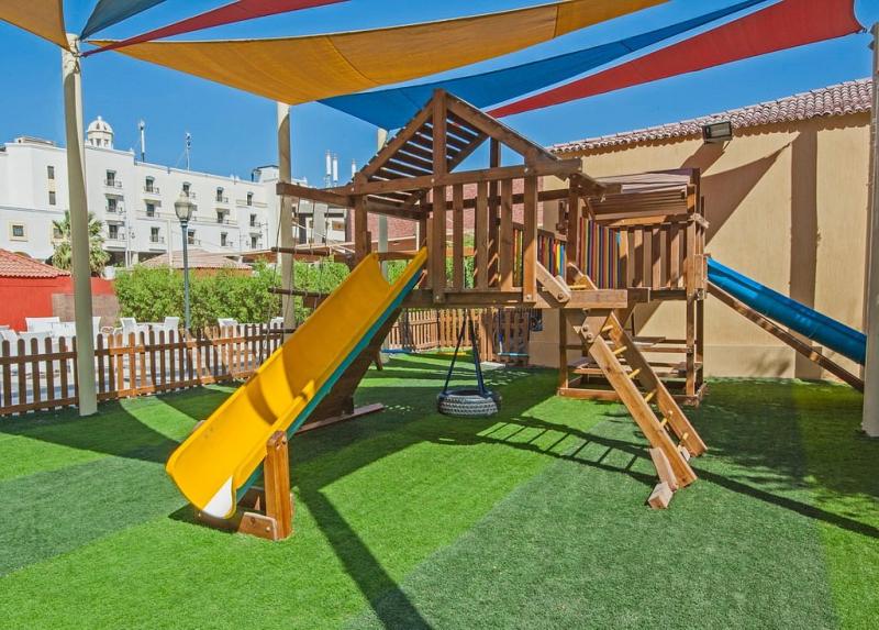 Sun And Sea Hotel / Sun And Sea Hotel