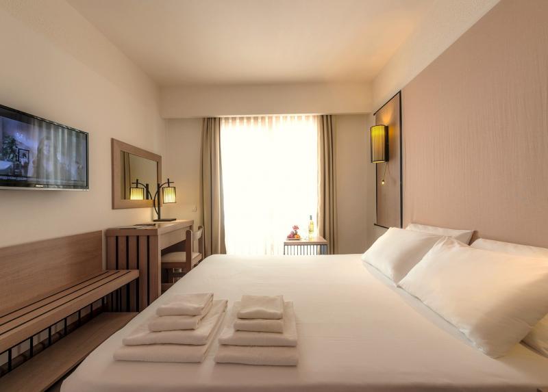 Liv Hotel By Bellazure / Liv Hotel By Bellazure