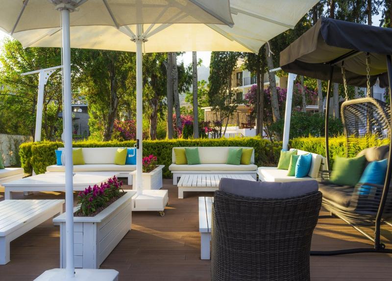Liv Hotel By Bellazure / Liv Hotel By Bellazure