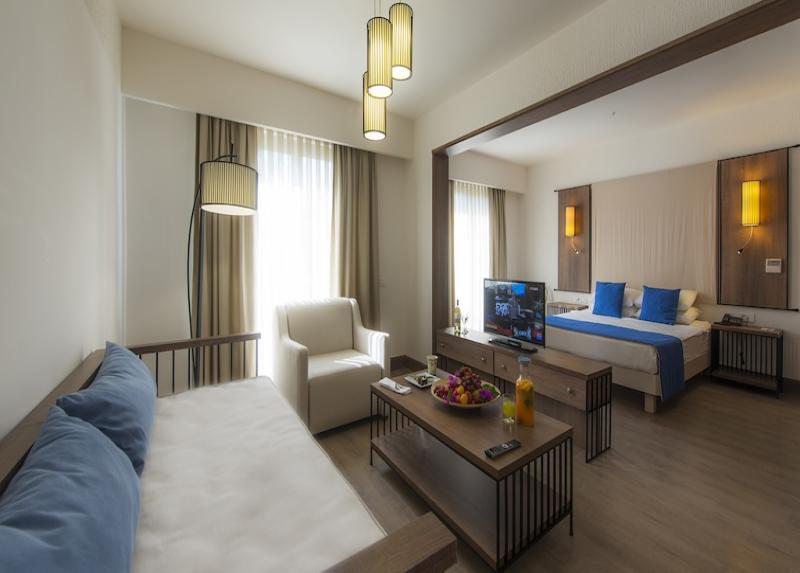 Liv Hotel By Bellazure / Liv Hotel By Bellazure