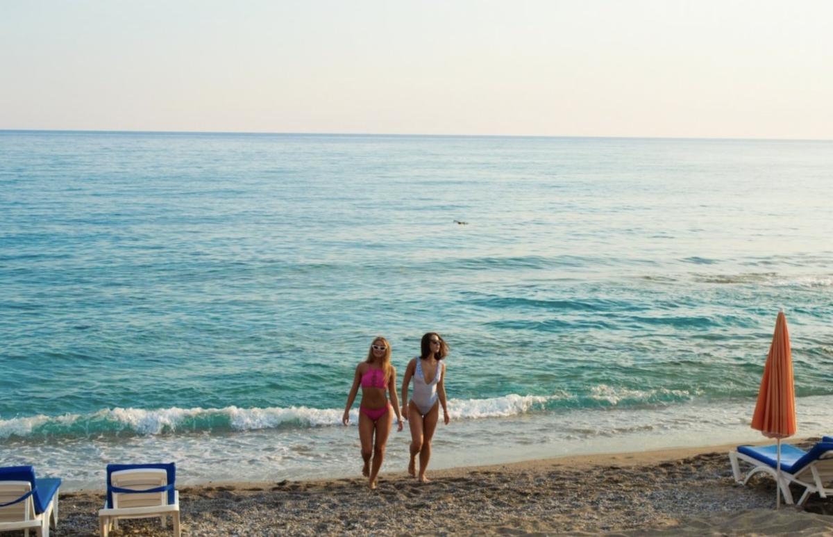 Relax Beach Hotel / Relax Beach Hotel