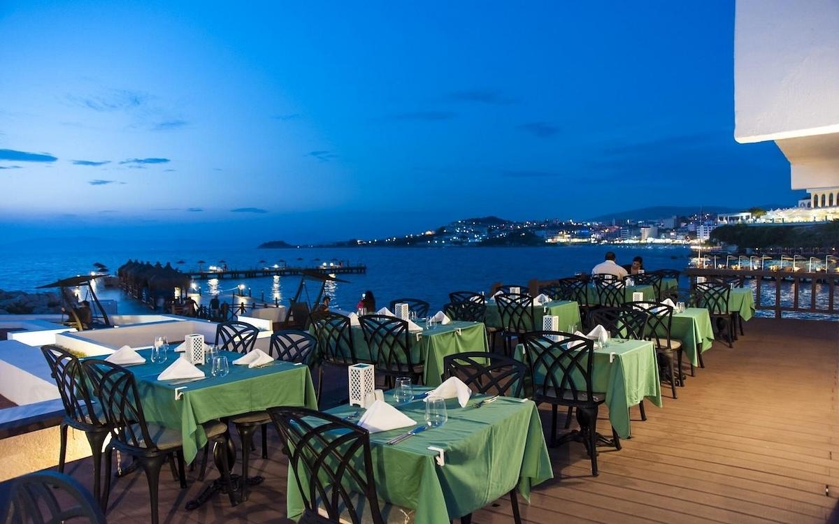 Le Bleu Hotel / Le Bleu Hotel
