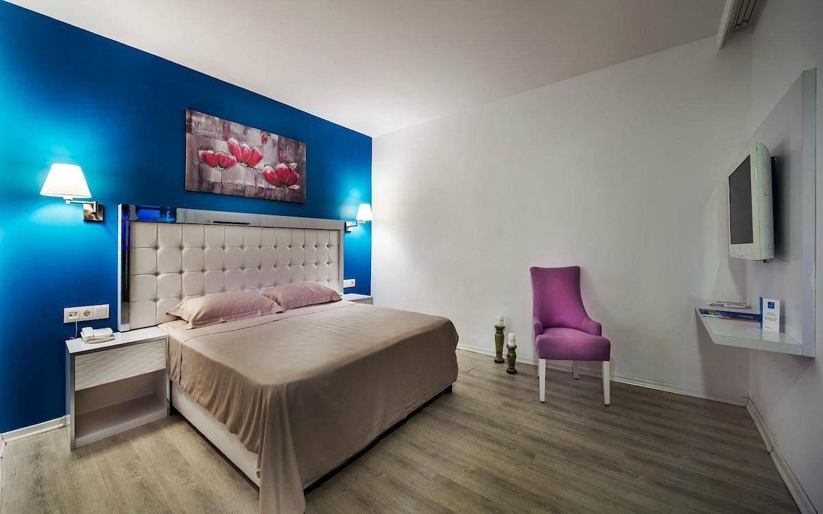 Le Bleu Hotel / Le Bleu Hotel