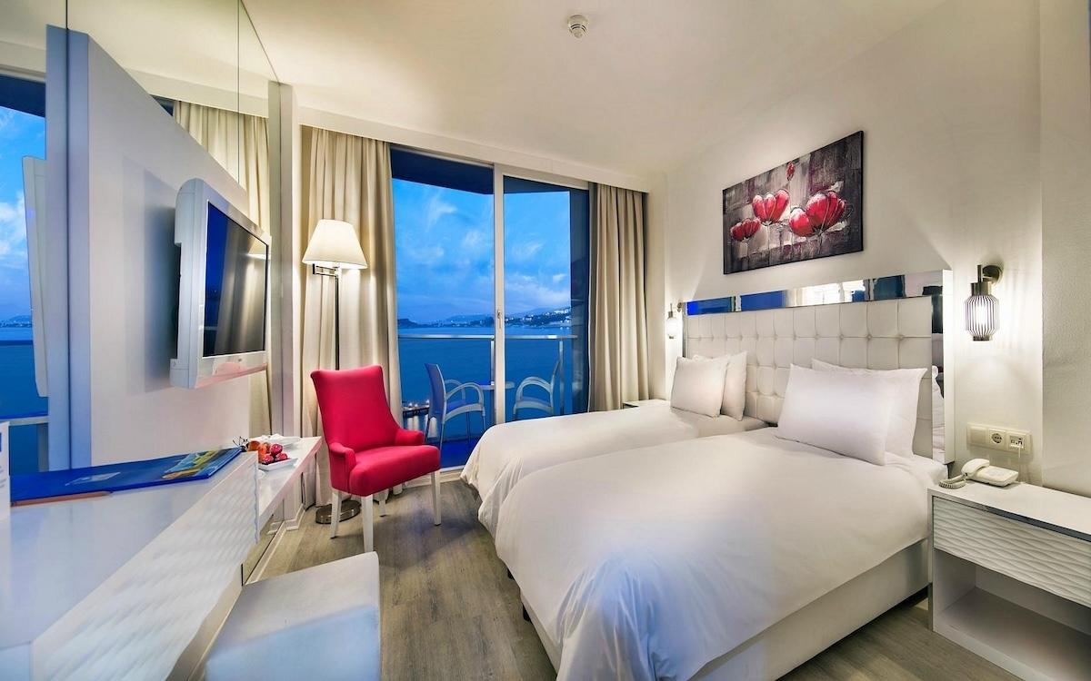 Le Bleu Hotel / Le Bleu Hotel