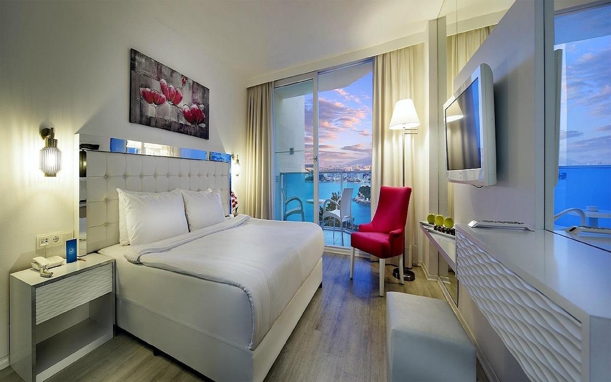 Le Bleu Hotel / Le Bleu Hotel