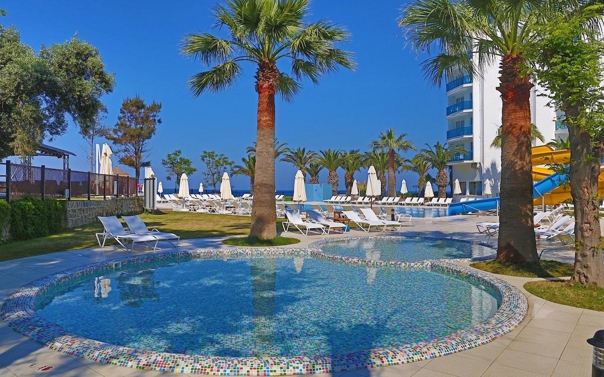 Le Bleu Hotel / Le Bleu Hotel